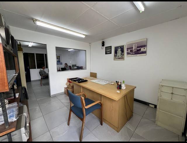 252M² WAREHOUSE TO LET IN LASER PARK